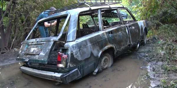 Угнали, бросили, сожгли. В гаражах на Октябрьской в Дзержинске сожгли ВАЗовскую «четверку»