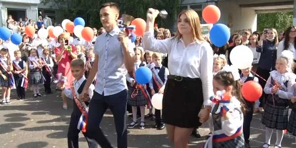 В школу с хорошим настроением: учебный год в Дзержинске начался с торжественных линеек