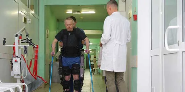 Экзоскелет начали применять для реабилитации пациентов в нижегородской больнице №33