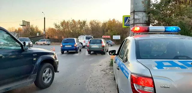 Ослепляющие обстоятельства: женщину с детьми сбили на пешеходном переходе в Дзержинске