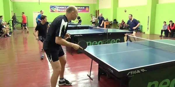 В Дзержинске играли в большой и настольный теннис