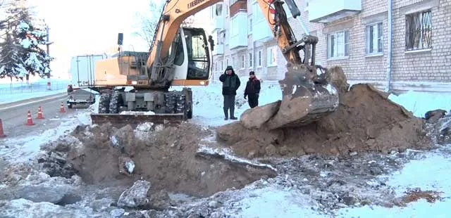 Авария на водоводе: специалисты Дзержинского водоканала оперативно устраняли последствия прорыва