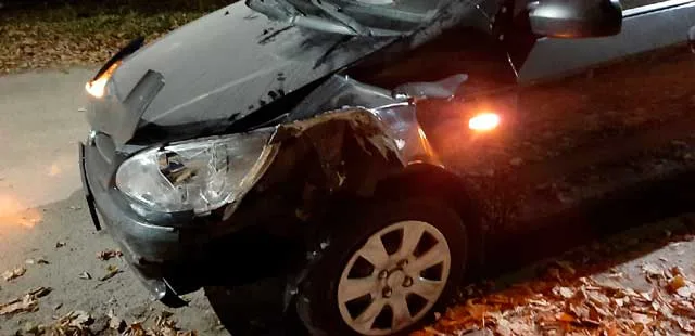За рулем навеселе: женщина устроила аварию с припаркованным автомобилем в Дзержинске
