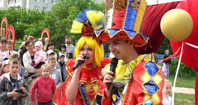 Смех, шутки и танцы: детский праздник отгремел на одном из округов в Дзержинске