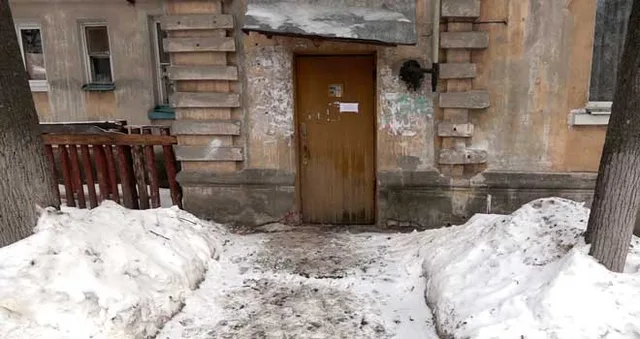 А у нас во дворе: дзержинцы жалуются на гололед и обилие песка в городе