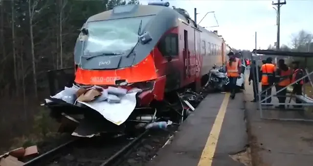 Крупногабаритная трагедия: электропоезд и грузовой автомобиль столкнулись в Балахне