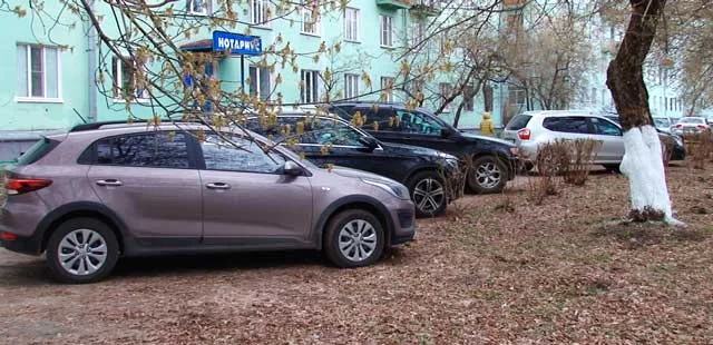 Колесами на газон: некоторые дзержинцы продолжают нарушать правила парковки автомобилей