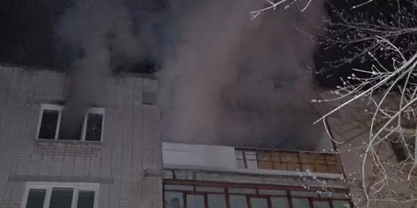 Отрезаны огнем. Жильцов пятиэтажного дома эвакуировали пожарные в Дзержинске