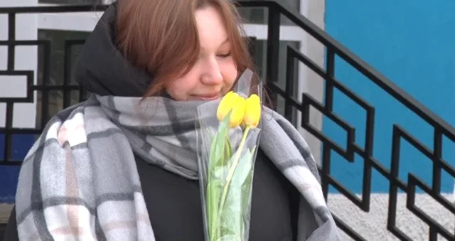 Улыбайтесь чаще! Телекомпания «Дзержинск» вышла на улицы города поздравить женщин с наступающим праздником