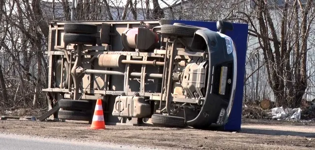 На Автозаводском шоссе столкнулись иномарка и «Газель»