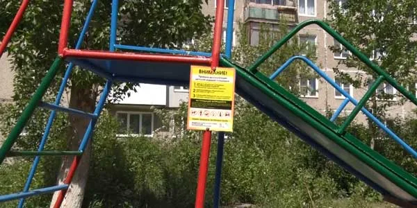 Дзержинцам рассказали, как правильно использовать игровое оборудование на детских площадках