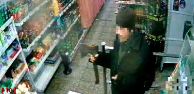 Алкогольный разбой: мужчина с топором ходил по магазинам Володарского района