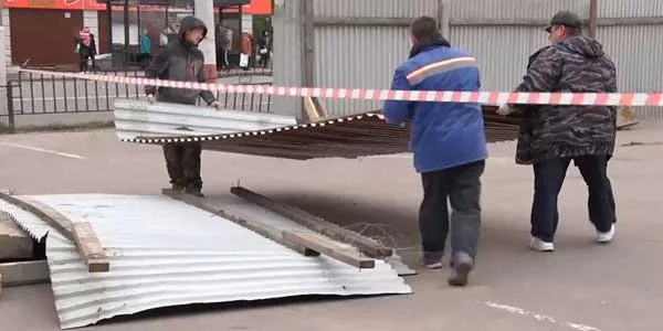 Около торгового центра «Союз» в Дзержинске начали возводить забор