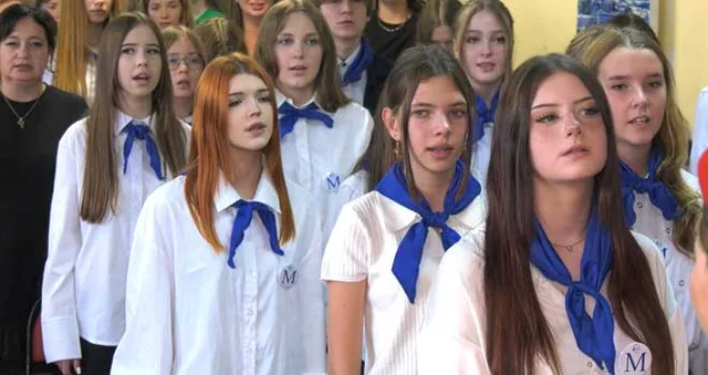 Начинающие химики: церемония посвящения в менделеевцы прошла в дзержинской школе