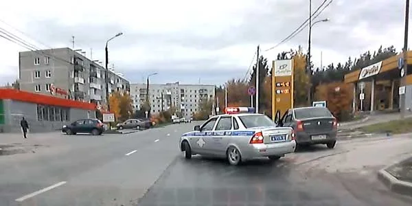 Дзержинский водитель грубо нарушил ПДД на глазах экипажа ДПС