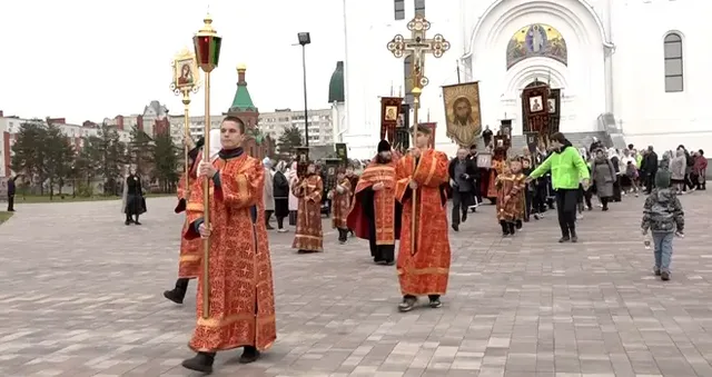 В память о Патриархе: православные верующие прошли по Дзержинску крестным ходом
