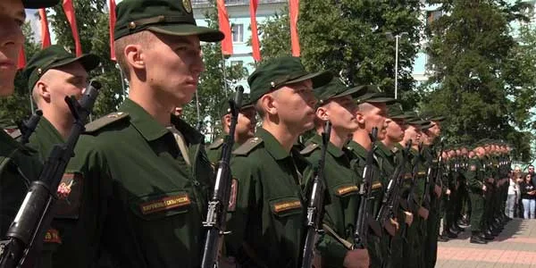 В Дзержинске присяга на верность Родине впервые прошла на площади Героев