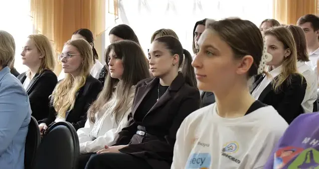 С чего начинается Родина… Глава города провел занятие проекта «Разговоры о важном» в дзержинской школе