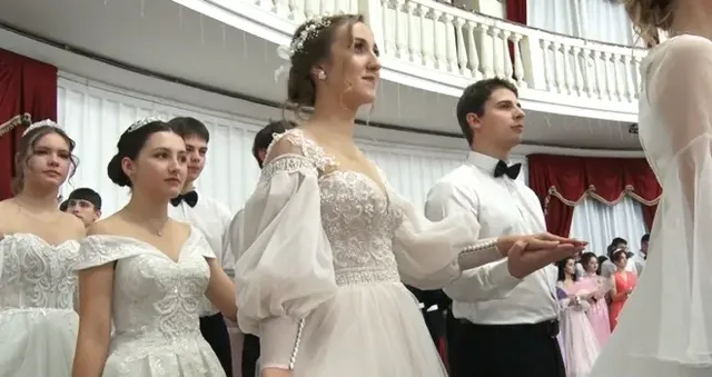 Красивые дамы и галантные кавалеры: Чернореченский бал состоялся в Дзержинске уже в седьмой раз