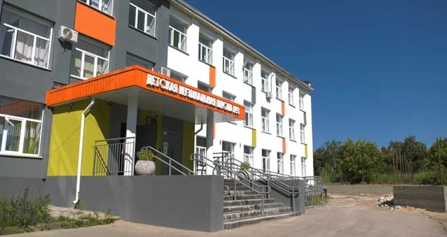 Комплексное обновление: работы по благоустройству в дзержинской музыкальной школе имени Гусельникова продолжаются