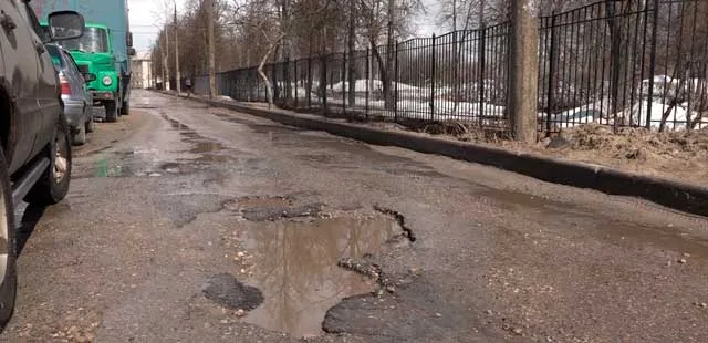 Проблемы и дороги: дзержинцы оценили состояние проезжих частей в городе после зимы