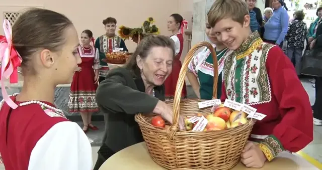 Годы не считаем! Молодильными яблочками угощали жителей Дзержинска в День пожилого человека