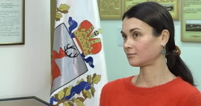 Творчество против коррупции: учительница из Дзержинска продекламировала свои стихи в Заксобрании региона
