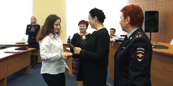 Смотрите, завидуйте, я — гражданин. В торжественной обстановке дзержинским школьникам вручили паспорта