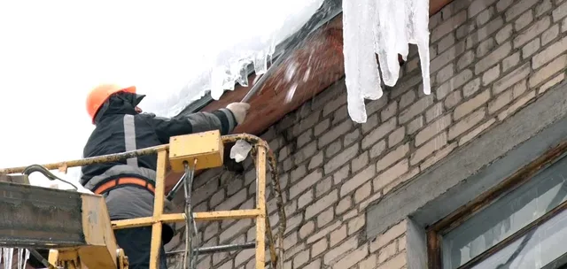 Глава Дзержинска Иван Носков дал УК жесткое поручение навести порядок на вверенных им кровлях