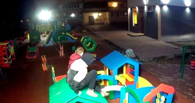 Дикие забавы: юные вандалы разломали детскую карусель в Выксе