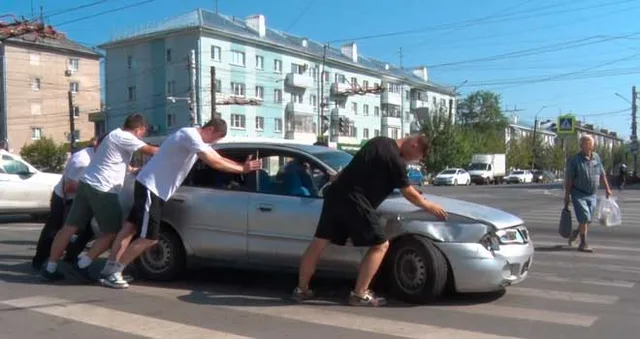 Утренняя неприятность: столкновение двух автомобилей произошло на одном из перекрестков Дзержинска