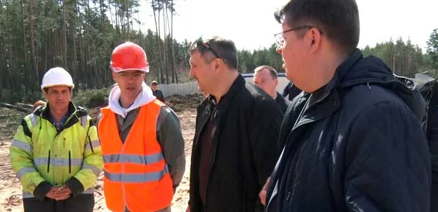 Полным ходом: работы по прокладке водовода идут в поселке Пыра