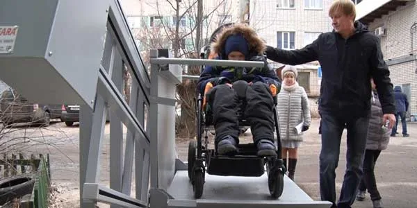 Невозможное возможно. Электроподъемник установили в доме дзержинского мальчика-инвалида