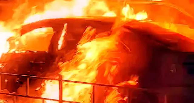Пожар на четырех колесах: автомобиль загорелся на одном из проспектов в Дзержинске