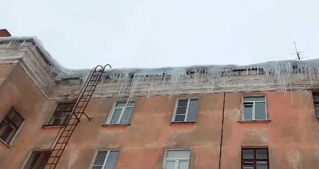 Последняя смена: рабочий погиб при очистке кровли в Дзержинске