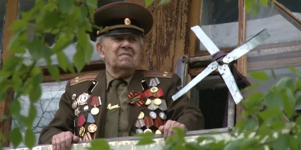 Для вас, ветераны. Песни Великой Победы звучат во дворах Дзержинска