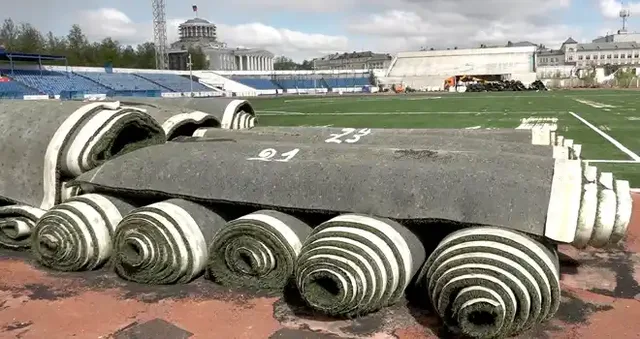 Работы в поле: замена искусственного покрытия продолжается на главном стадионе Дзержинска