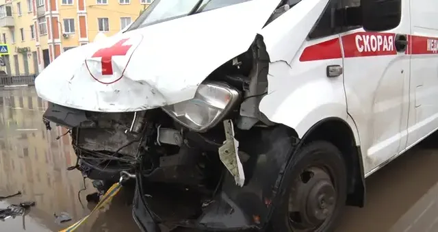 Под рев сирены: автомобиль скорой помощи и автобус столкнулись на одном из перекрестков Дзержинска
