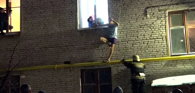 В Дзержинске представители экстренных служб пытались снять с трубы неадекватного мужчину