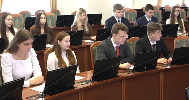 Почувствуй себя депутатом: нижегородские школьники побывали с экскурсией в региональном парламенте