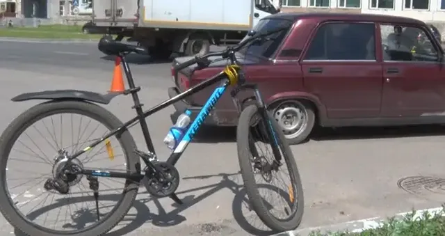 Опасный проезд: девушка на велосипеде угодила под колеса автомобиля в Дзержинске