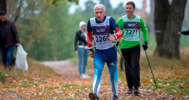 Спортивная осень: соревнования по Северной ходьбе прошли в Дзержинске