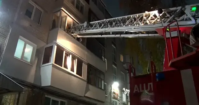 Всегда готовы: дзержинские спасатели пришли на помощь жильцам дома на улице Новосковская в Дзержинске