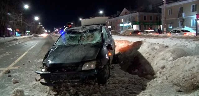Бреющий полет: автомобиль от удара в ДТП перелетел через огромный сугроб в Дзержинске