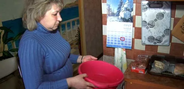 Природно-коммунальная аномалия: в одной из дзержинских квартир бодрыми ручьями течет с потолка