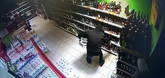 В Дзержинске посетитель магазина украл бутылку спиртного и закуску