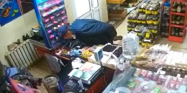 Надо меньше спать! Касса магазина в Дзержинске опустела на 8 тысяч рублей