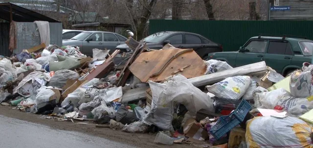 В Дзержинске у дома на Ленинградской выросла огромная куча мусора
