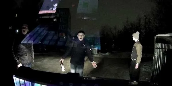 «Короли дворов». В Дзержинске трое молодых людей буквально заблокировали автомобиль такси