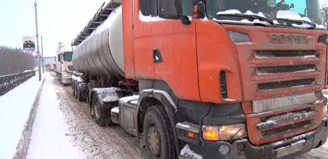 Дорожный рубеж: обильные снегопады парализовали движение на мосту в Дзержинске
